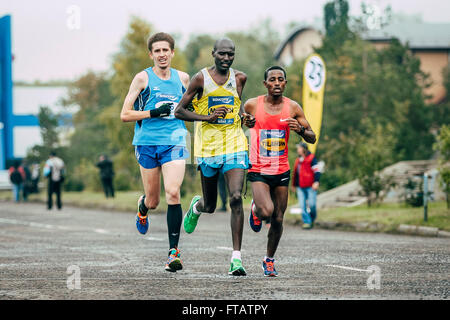 Omsk, Russland - 20. September 2015: Gruppe von Läufern mit Führer kenianischen Laban Kipkemoi Moiben Rennen während der sibirischen marathon Stockfoto