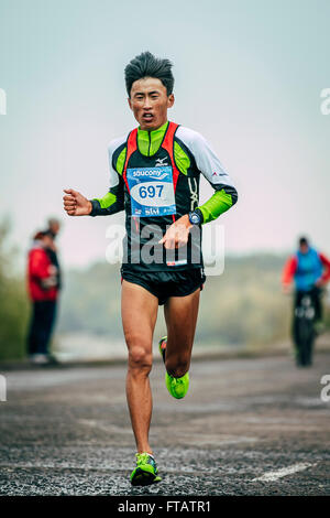Omsk, Russland - 20. September 2015: junge Läufer des asiatischen Aussehens entlang Fluss während der sibirischen internationaler Marathon laufen Stockfoto