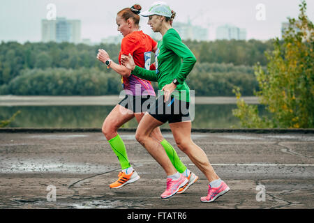 Omsk, Russland - 20. September 2015: Wettbewerb zwei Mädchen Athleten während der sibirischen internationaler marathon Stockfoto
