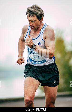 Omsk, Russland - 20. September 2015: rive Mann mittleren Alters Läufer läuft entlang während der sibirischen internationaler marathon Stockfoto