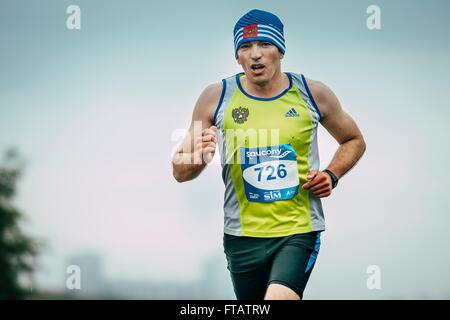 Omsk, Russland - 20. September 2015: junge Läufer Closeup am Himmelshintergrund während der sibirischen internationaler marathon Stockfoto