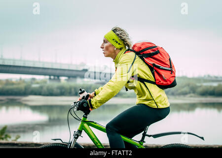 Omsk, Russland - 20. September 2015: Mädchen auf Fahrradtouren entlang während Stockfoto