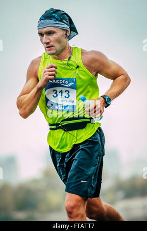 Omsk, Russland - 20. September 2015: junger Athlet Closeup gegen Himmel während der sibirischen internationaler marathon Stockfoto