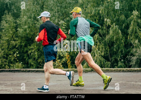 Omsk, Russland - 20. September 2015: zwei ältere Sportler Fluss während der sibirischen internationaler Marathon mitlaufen Stockfoto