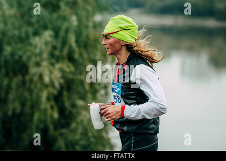 Omsk, Russland - 20. September 2015: Mädchen Läufer Teilnehmer der Strecke während der sibirischen internationaler marathon Stockfoto