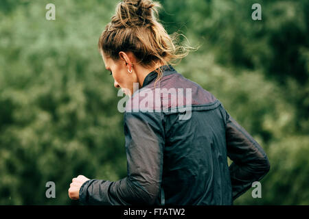 Omsk, Russland - 20. September 2015: Mädchen Läufer Teilnehmer des Marathons bei sibirischen international marathon Stockfoto