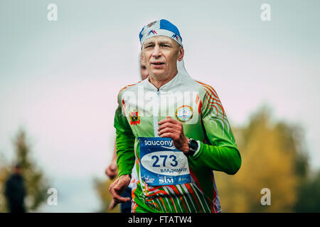 Omsk, Russland - 20. September 2015: Sportler Läufer laufen im mittleren Alter Abstand während der sibirischen internationaler marathon Stockfoto