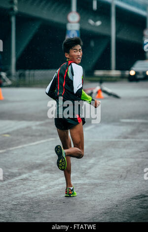 Omsk, Russland - 20. September 2015: junge Läufer des asiatischen Aussehens Rückblick auf Rivalen während der sibirischen marathon Stockfoto