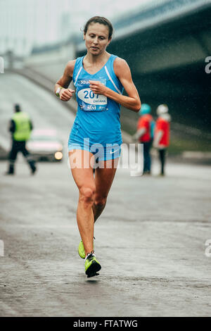 Omsk, Russland - 20. September 2015: Mädchen Teilnehmer des Marathons läuft durch die Straßen der Stadt während der sibirischen marathon Stockfoto