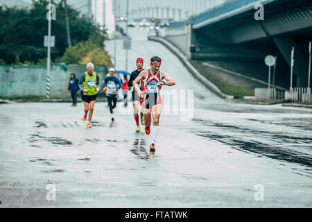 Omsk, Russland - 20. September 2015: Sportler sieht im Ergebnis der Stunden laufen während der sibirischen internationaler marathon Stockfoto