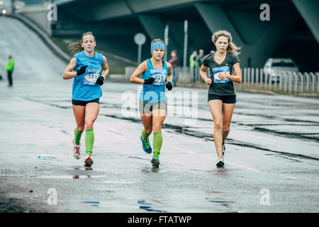 Omsk, Russland - 20. September 2015: drei Mädchen Läufer laufen auf nassem Asphalt während der sibirischen internationaler marathon Stockfoto