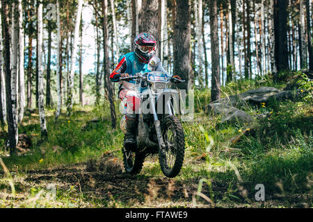 Racer fährt ein Motorrad am Hinterrad während "Ural Cup Enduro" Stockfoto