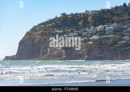 Surfer am Scarborough Strand, Sumner, Christchurch, Region Canterbury, Südinsel, Neuseeland Stockfoto