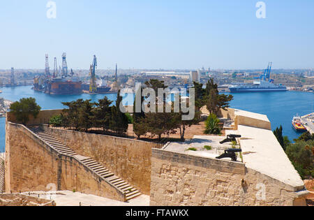 St. Peter & Paul Bastion und den Grand Harbour auf dem Hintergrund, Valletta. Malta Stockfoto