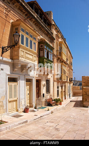 Eine traditionelle maltesische Stadthäuser (Häuschen) mit bunten Balkonen (Gallerija) in Birgu, Malta Stockfoto