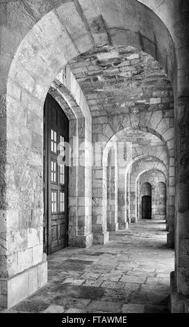 Kalkara, MALTA - 24. Juli 2015: schwarz / weiß Bild des Portikus colonnaded Terrasse des Malta Maritime Museum (alte Nav Stockfoto