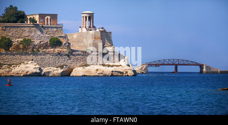 Die Aussicht auf den Grand Harbour mit Great Siege Bell Memorial St. Christopher Bastion und neue Wellenbrecher Bridge. Valletta, Ma Stockfoto