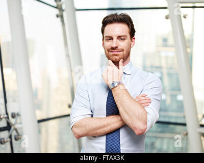 Porträt eines Business executive stehenden durch das Fenster im Büro Stockfoto