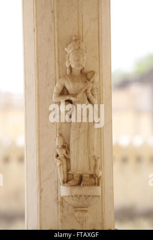 Aufwendigen Marmor Schnitzereien der Figur, die ein Instrument spielen Gaitore Ki Chhatriyan, Jaipur, Rajasthan, Indien. Das Ehrenmal für die Stockfoto