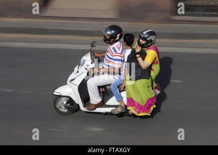 Jaipur, Rajasthan, Indien. Mann, Frau und jungen Jungen auf einem Motorroller Stockfoto