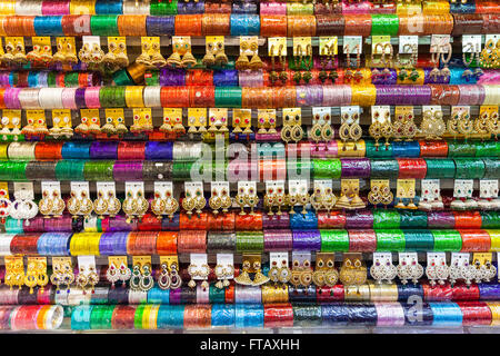 Indische Armreifen und bunte Ohrringe auf dem display Stockfoto