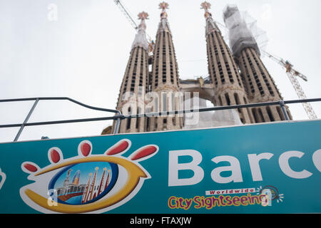 Barcelona Tour Bus vor der Sagrada Familia in Barcelona, Spanien, Europa. Stockfoto