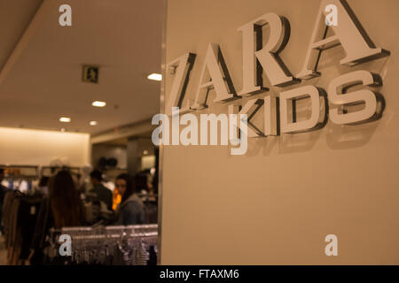 Zara Kids Shop in einer Zara-Hauptgeschäft in Barcelona, Spanien Stockfoto