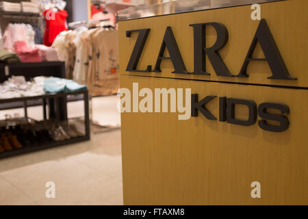 Zara Kids Shop in einer Zara-Hauptgeschäft in Barcelona, Spanien Stockfoto