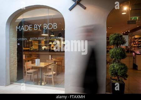 Made von Bob, Restaurant Bewertung von Magazin - The Observer 'Made by Bob' in der Cornhall in Cotswold Stadt von Cirencester, Gloucestershire, UK. Stockfoto