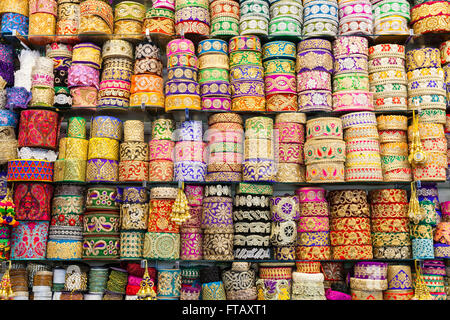 Anzeige der bunten asiatischen und orientalischen Stoff trimmt, Stickerei und gemusterten Einfassung Stockfoto