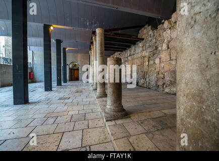 Byzantinischen Säulen am Cardo Straße - Hauptstraße der Altstadt Jerusalem, Israel Stockfoto
