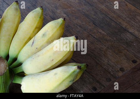 Musa Sapientum Banane auf Holztisch Stockfoto