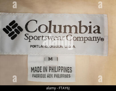 Label im Kleidungsstück Made in Philippinen verkauft von Columbia Sportswear Company Portland USA hautnah Stockfoto