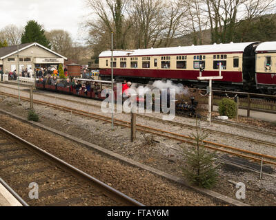 Miniatur Dampfzug fährt an Betws-y-Coed Railway Station Conwy North Wales auf dem Gelände der alten Eisenbahn waren Hof Schule Urlaub Attraktion Stockfoto