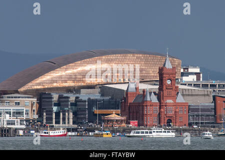 Das Pierhead Building und Wales Millennium Centre (WMC) an der Cardiff Bay, South Wales, UK. Stockfoto