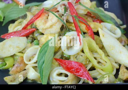 Spaghetti und Meeresfrüchte-Green-Curry-Sauce Stockfoto