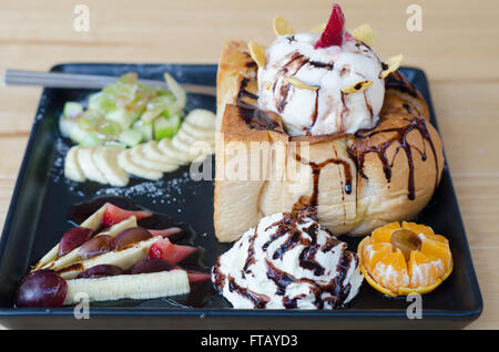Toast mit Eis und Obst Stockfoto