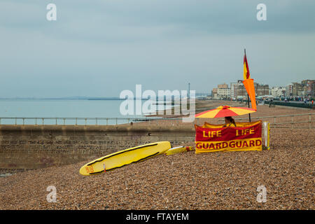 Launisch Sommertag am Strand von Brighton, UK. Stockfoto