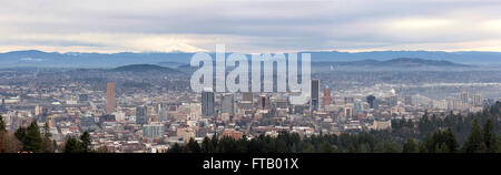 Portland Oregon Innenstadt Stadtbild mit Mount Hood Panorama Stockfoto