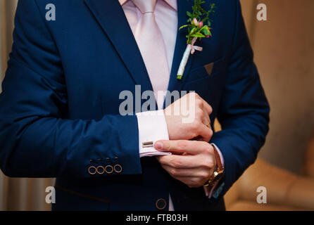 Händen der Hochzeit Bräutigam in einem weißen Hemd Kleid Manschettenknöpfe Stockfoto