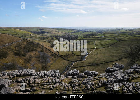 Blick von der Spitze von Malham Cove, Yorkshire Dales National Park, UK zeigt Kalkstein Pflaster. Stockfoto