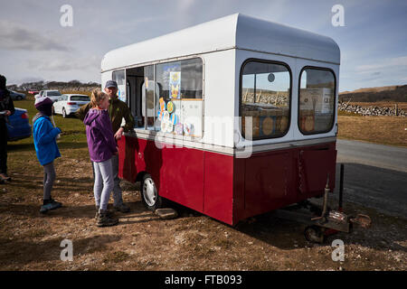 Traditionelle Eiswagen neben Malham Tarn, Englands höchste natürliche See und einer der acht Hochland alkalischen Seen Europas Stockfoto