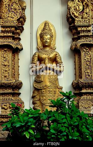 Chiang Mai, Thailand: Vergoldete Flachrelief Buddha mit gefalteten Händen bei c. 1501 Wat Phan auf Stockfoto