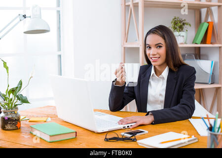 Schönes Foto von Business-Frau im Büro Stockfoto