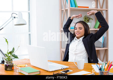 Schönes Foto von Business-Frau im Büro Stockfoto