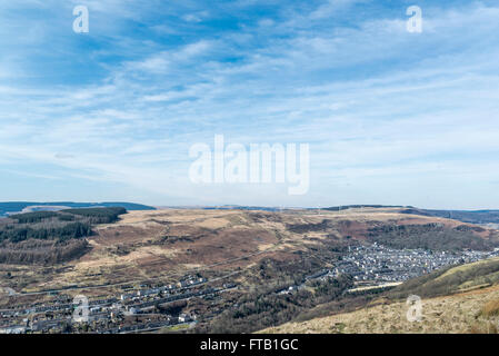 Das Dorf Ferndale von den Hügeln über das Tal und die Windräder auf dem gegenüberliegenden Hügel. Stockfoto