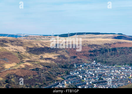 Das Dorf Ferndale von den Hügeln über das Tal und die Windräder auf dem gegenüberliegenden Hügel. Stockfoto