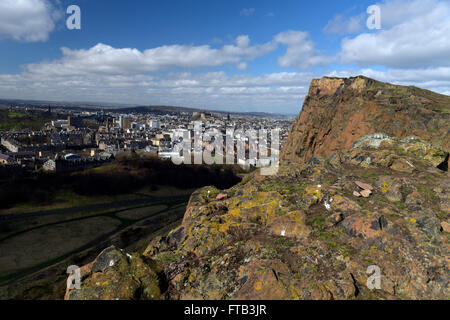 Blick über Edinburgh von Arthurs Seat (Klippen) im Holyrood Park, Schottland Stockfoto