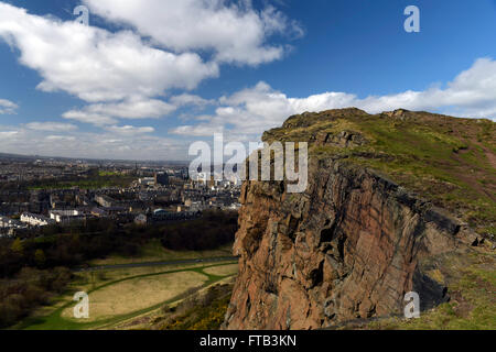 Blick über Edinburgh von Arthurs Seat (Klippen) im Holyrood Park, Schottland Stockfoto