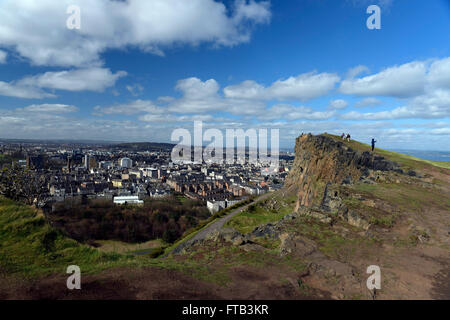 Blick über Edinburgh von Arthurs Seat (Klippen) im Holyrood Park, Schottland Stockfoto